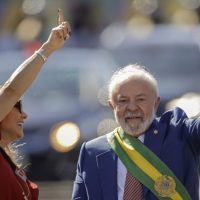 Brasília (DF) 07/09/2023 - O presidente Luiz Inácio Lula da Silva desfila em carro aberto acompanhado da primeira dama, Janja durante desfile de comemoração da independência do Brasil.
Foto: Joédson Alves/Agência Brasil